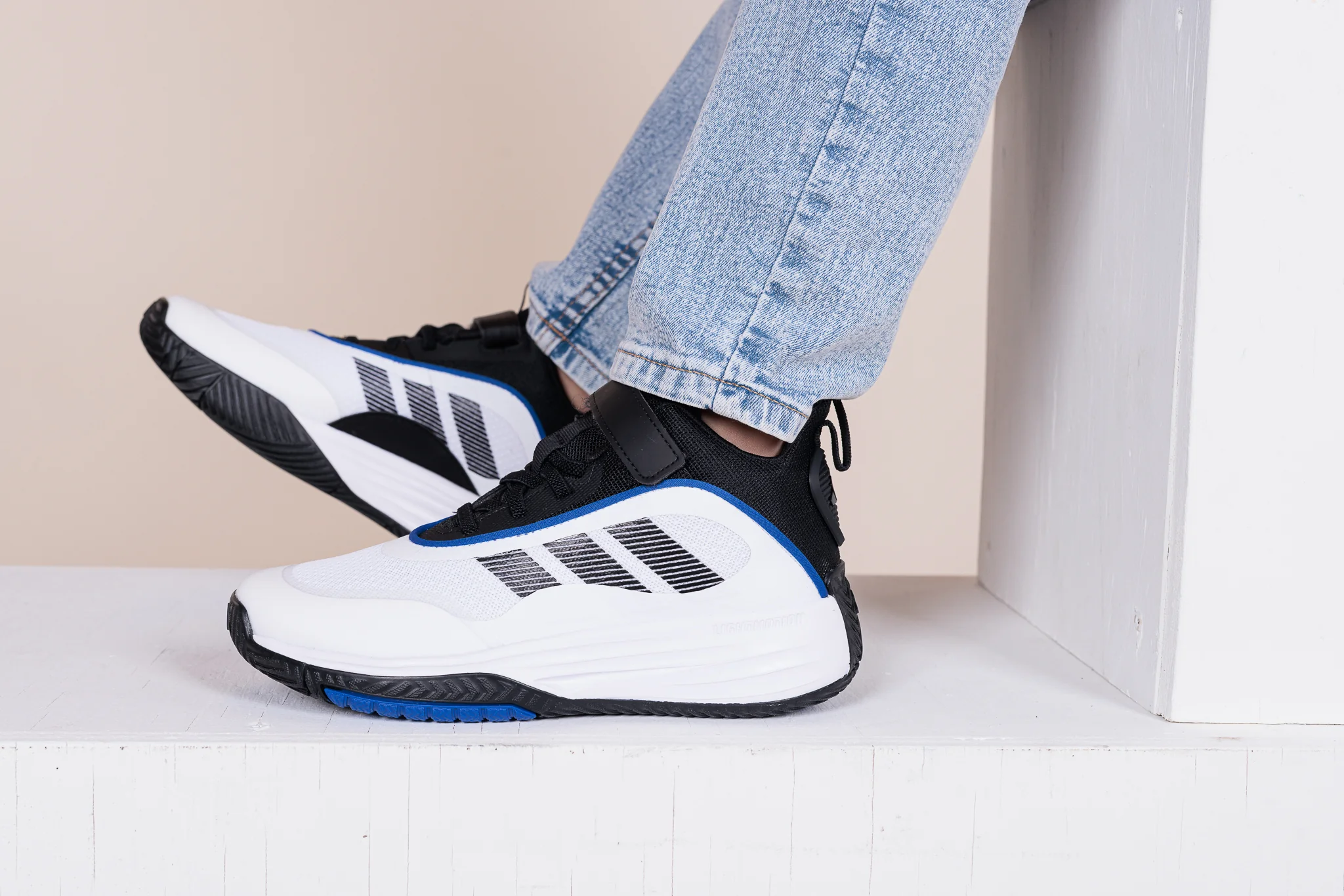 Souliers de sport Adidas pour garçons - OWN THE GAME 3.0 - Image 3