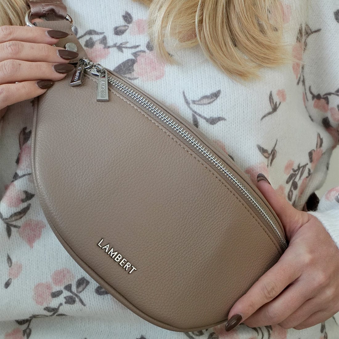 Sac banane en cuir vegan Lambert pour femmes - LE SARAH - Image 4